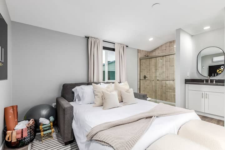 Კასიტას სტუდიოს ტიპის საძინებელი დივნითა და სრული სააბაზანოთი