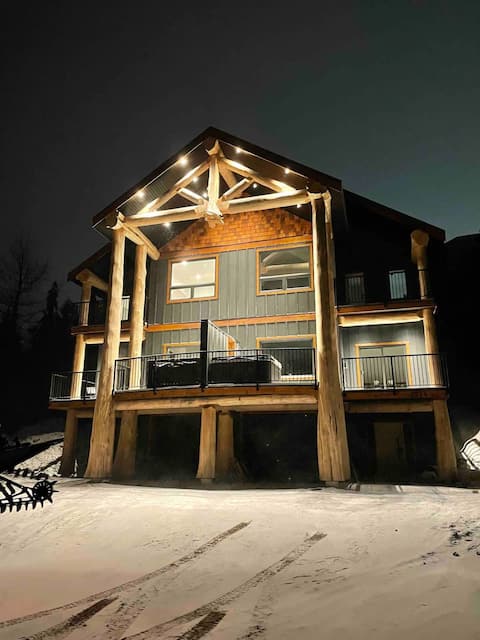 Top performing Airbnb: Bearclaw Chalet in Comox Valley C (Puntledge Black Creek)