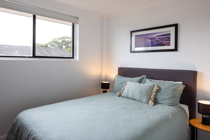 Manželská posteľ a vyhradený pracovný priestor