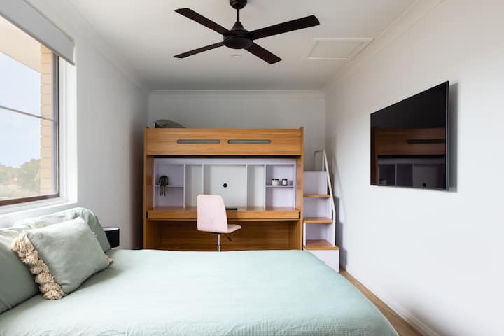 Rodinná spálňa (poschodová posteľ s manželskou posteľou a podkrovím)