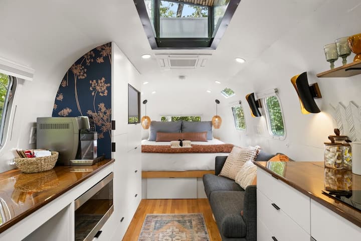 King size bed with luxury linens.  Bedside lights are on dimmable and on indivual switches so one person can read and the other can sleep. 