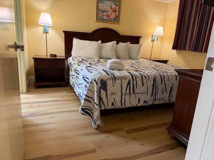 سرير كينج مع *جديد* أرضيات في جميع أنحاء الوحدة