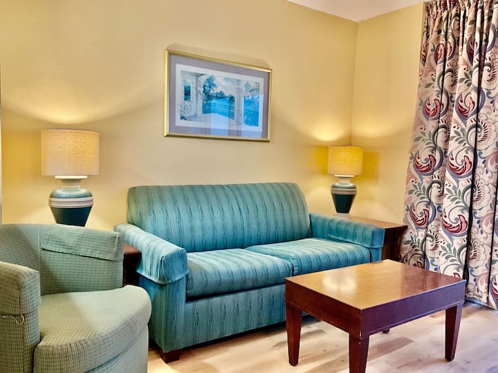 غرفة معيشة مع * أرضيات جديدة*