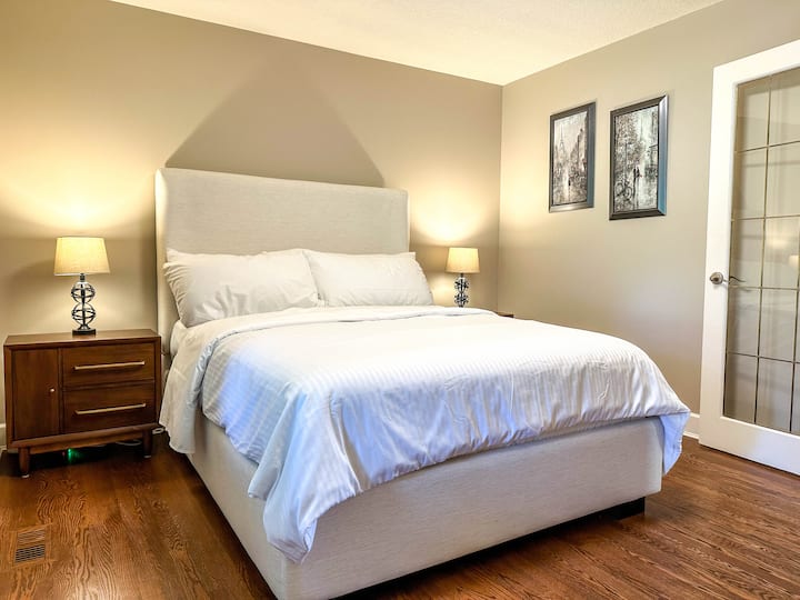 Spavaća soba na katu s bračnim krevetom (širine 150 -