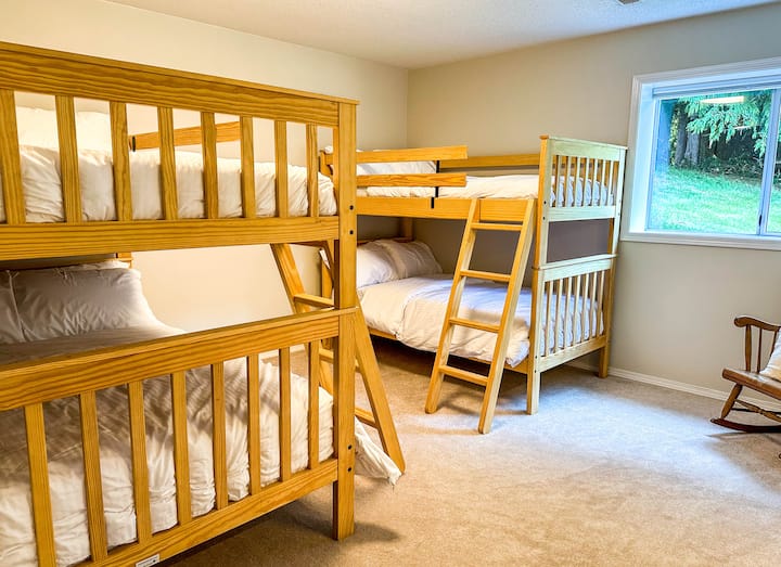 Kreveti na kat s madracima za jednu osobu na oba kata