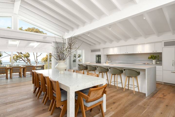 Pacific View by Palm Beach Holiday Rentals gallery image 5