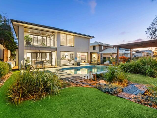 Sublime Contemporary Designer Home w/Pool gallery image 2