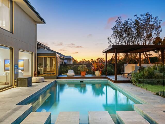 Sublime Contemporary Designer Home w/Pool gallery image 4