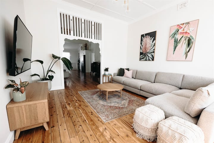 Centrally Located Spacious & Luxurious Cottage - 파크스