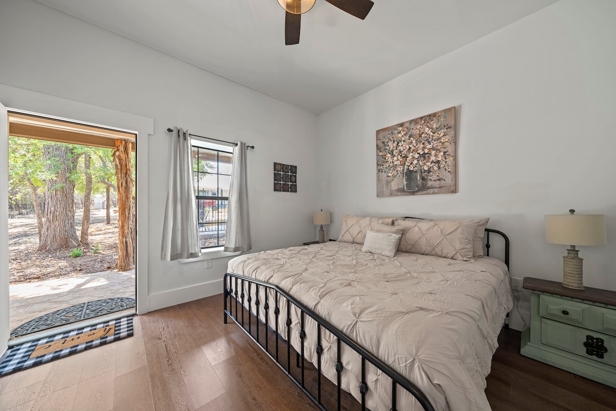 Retiro en el dormitorio: relájate en un refugio iluminado por el sol con vistas a la naturaleza y una decoración elegante, perfecta para soñar.