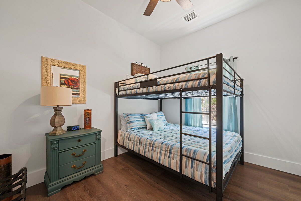 Habitación con literas: ¡retiro lleno de diversión con una decoración elegante y luz natural brillante! ¡Perfecto para aventuras familiares!