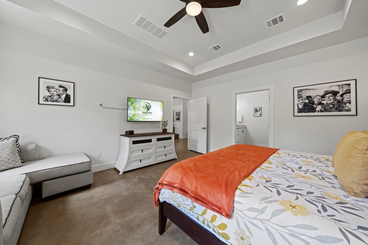 El dormitorio de la foto es el lugar perfecto para relajarse y descansar después de un largo día. La cama es grande y acogedora, con almohadas y mantas suaves.