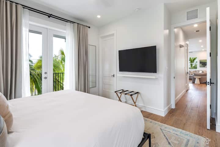 Dormitorio con cama king del primer piso.