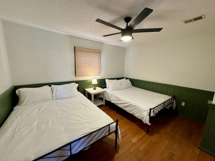 غرفة نوم في الطابق العلوي رقم1 بسريرين كبيرين