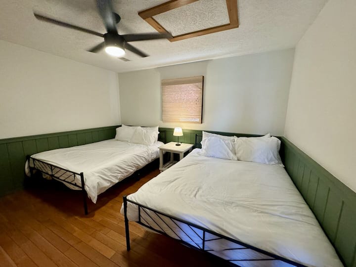 غرفة نوم في الطابق العلوي رقم2 بسريرين كبيرين