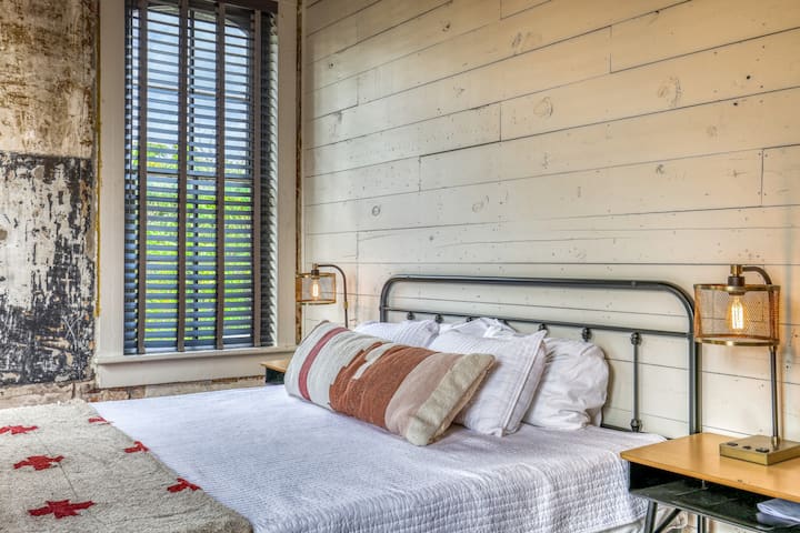 The Downtown Brenham Schoolhouse Hotel, Suite 4 - Brenham, TX