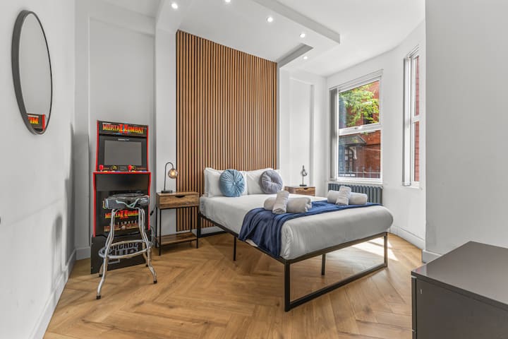 Modern City Townhouse with Free Street Parking