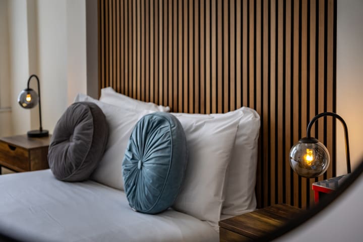 Modern City Centre Townhouse sleeps 10 & Parking gallery image 4