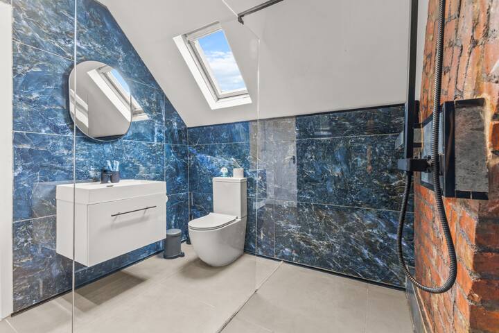 Modern City Centre Townhouse sleeps 10 & Parking gallery image 5