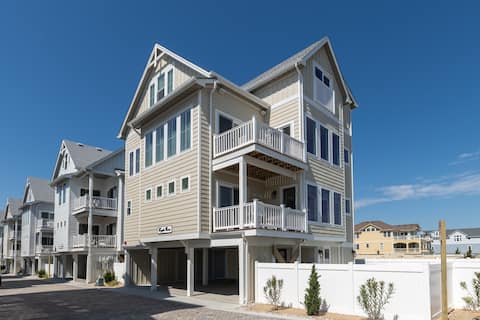 Wright Waves 4 BDR w/ Private Pool!