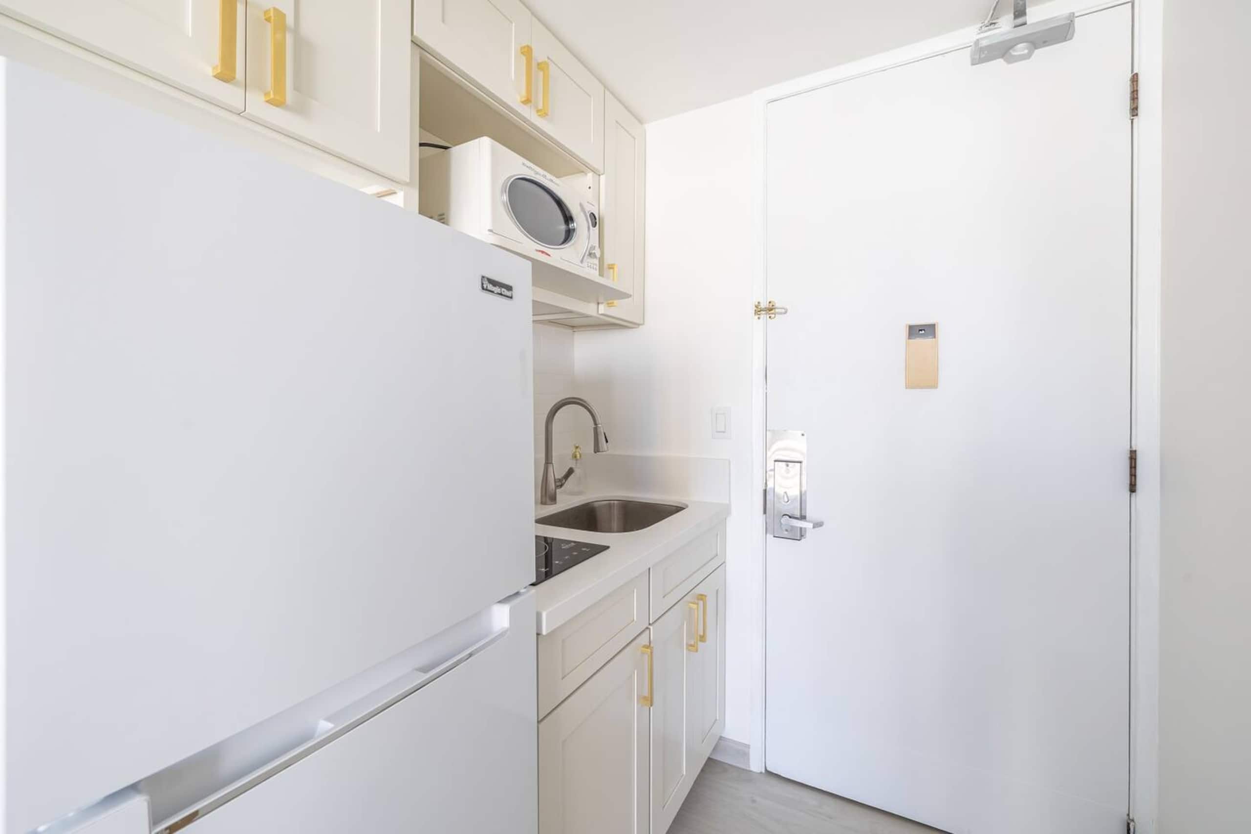 Condo in Honolulu · ★4.88 · 1 bedroom · 2 beds · 1 shared bath - Image 11