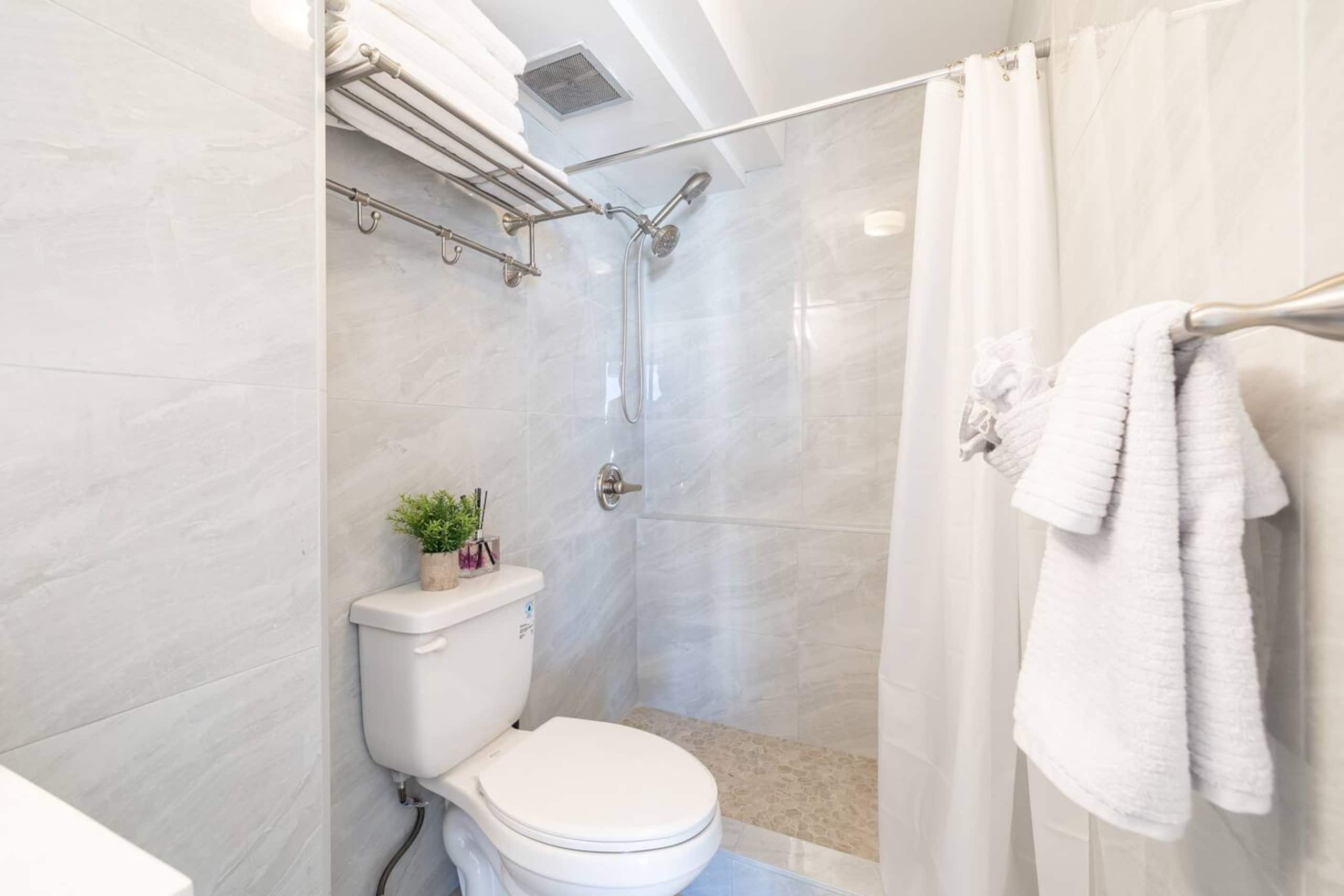 Condo in Honolulu · ★4.88 · 1 bedroom · 2 beds · 1 shared bath - Image 20