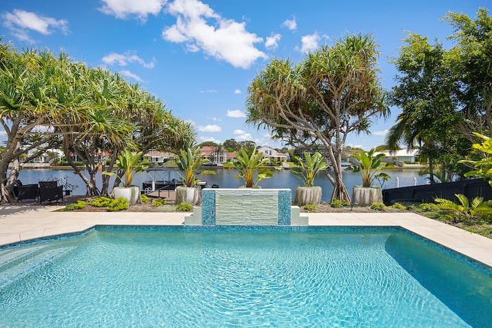 Canalfront Luxury: Pool, Private Jetty