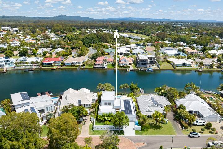 Canalfront Luxury: Pool, Private Jetty gallery image 3