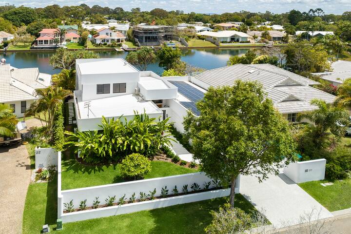Canalfront Luxury: Pool, Private Jetty gallery image 2