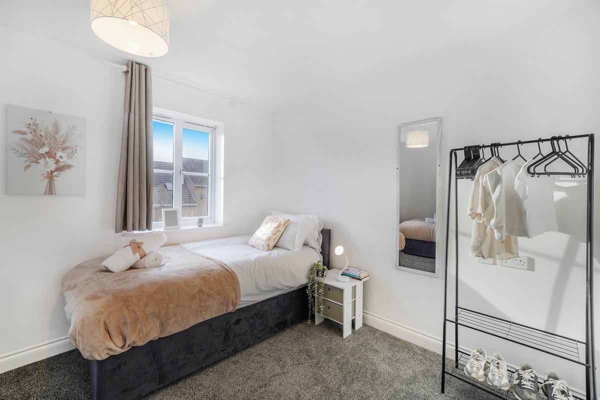 Popular Airbnb listing: 3 BR 6 Beds | 3 Bath | Parking | 15min to Heathrow in Colnbrook With Poyle