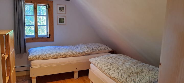 Dhomë gjumi në pyll në veri
