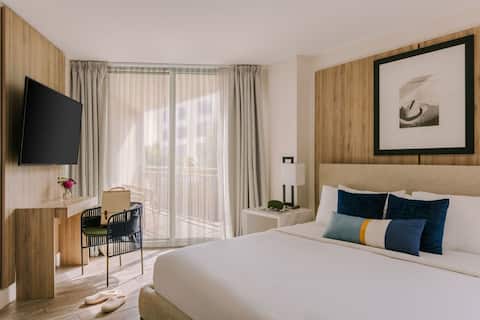 The Hillsboro | Accessible Room w/ Balcony