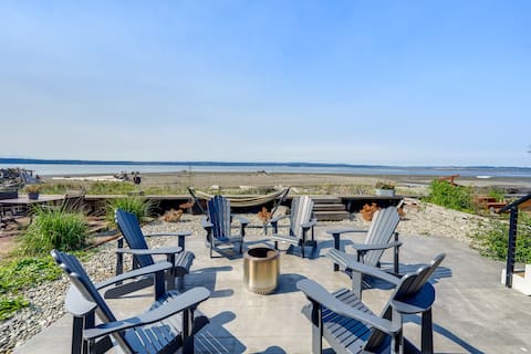 Coastal PNW Home on Swimmable Beach w/ Hot Tub!