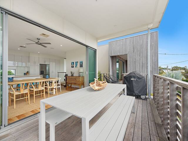 4 Mackay Street Dicky Beach gallery image 3