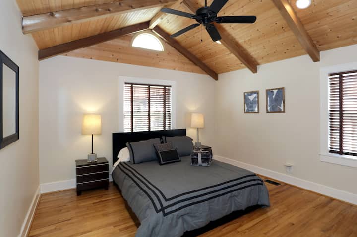 Просторна спалня с двойно легло, вентилатор на тавана и много естествена светлина.