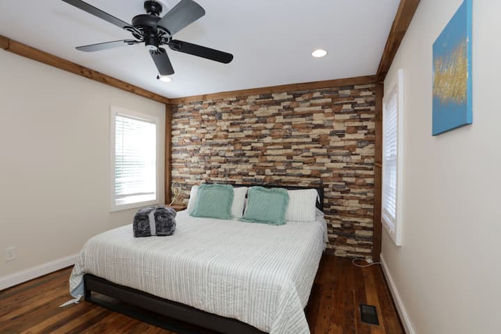 Уютна спалня със сводест таван