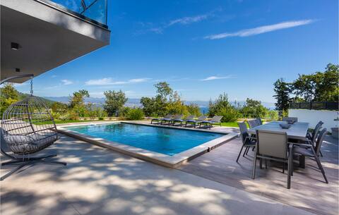 Beautiful home in Opric with WiFi
