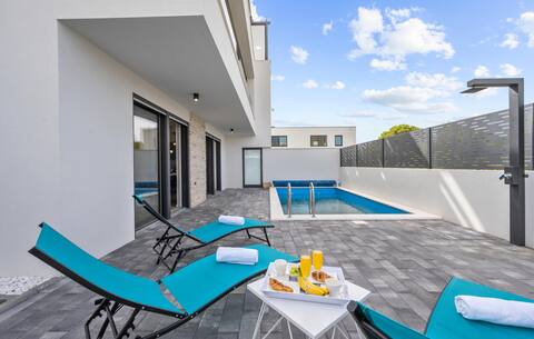 Awesome home in Srima