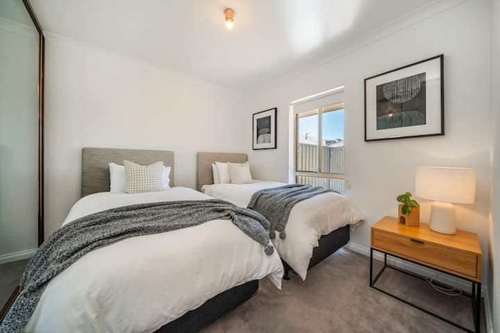 Druga spavaća soba - dva kreveta za jednu osobu ili se može spojiti u bračni krevet