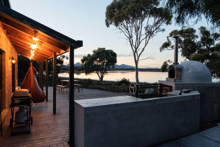 Waterfront – Hot Tub – Sauna – Serenity gallery image 2