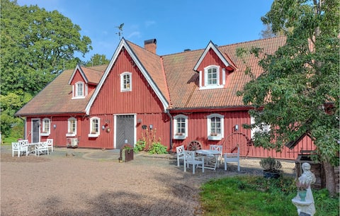 7 bedroom gorgeous home in Ubbalt