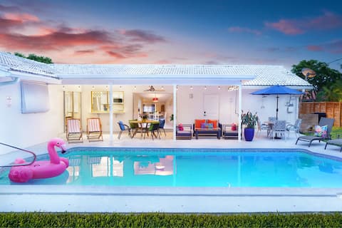 New  - Golf Simulator!  Lux Home, Pool, Beach!