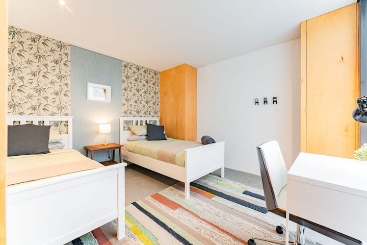 卧室3 ： 2张单人床+办公桌和椅子