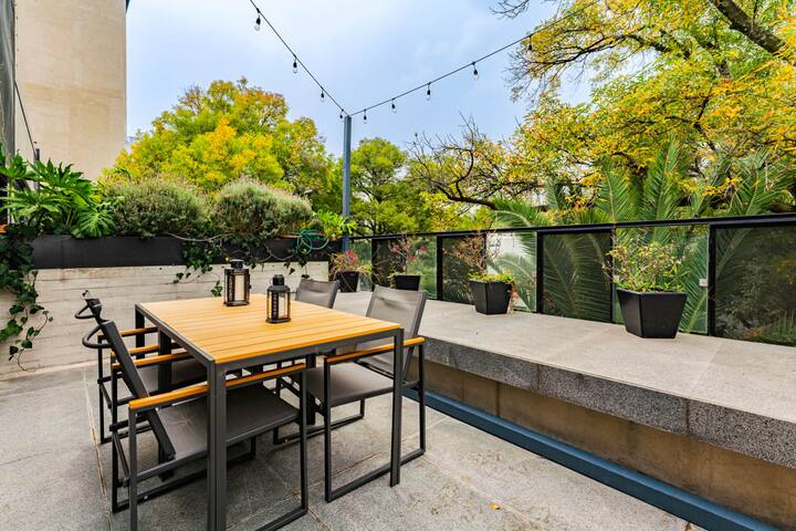 Urban Pad, PH w/Private Rooftop, Walk Everywhere gallery image 4