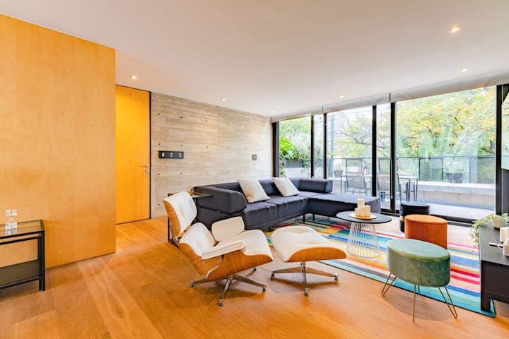 Urban Pad, PH w/Private Rooftop, Walk Everywhere gallery image 2