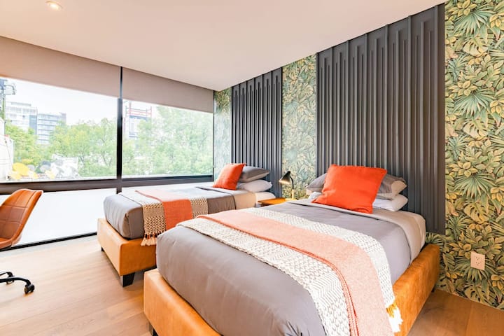 卧室4 ： 2张单人床+办公桌和椅子