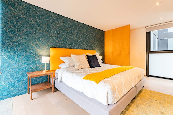 卧室1 ：标准双人床+办公桌和椅子