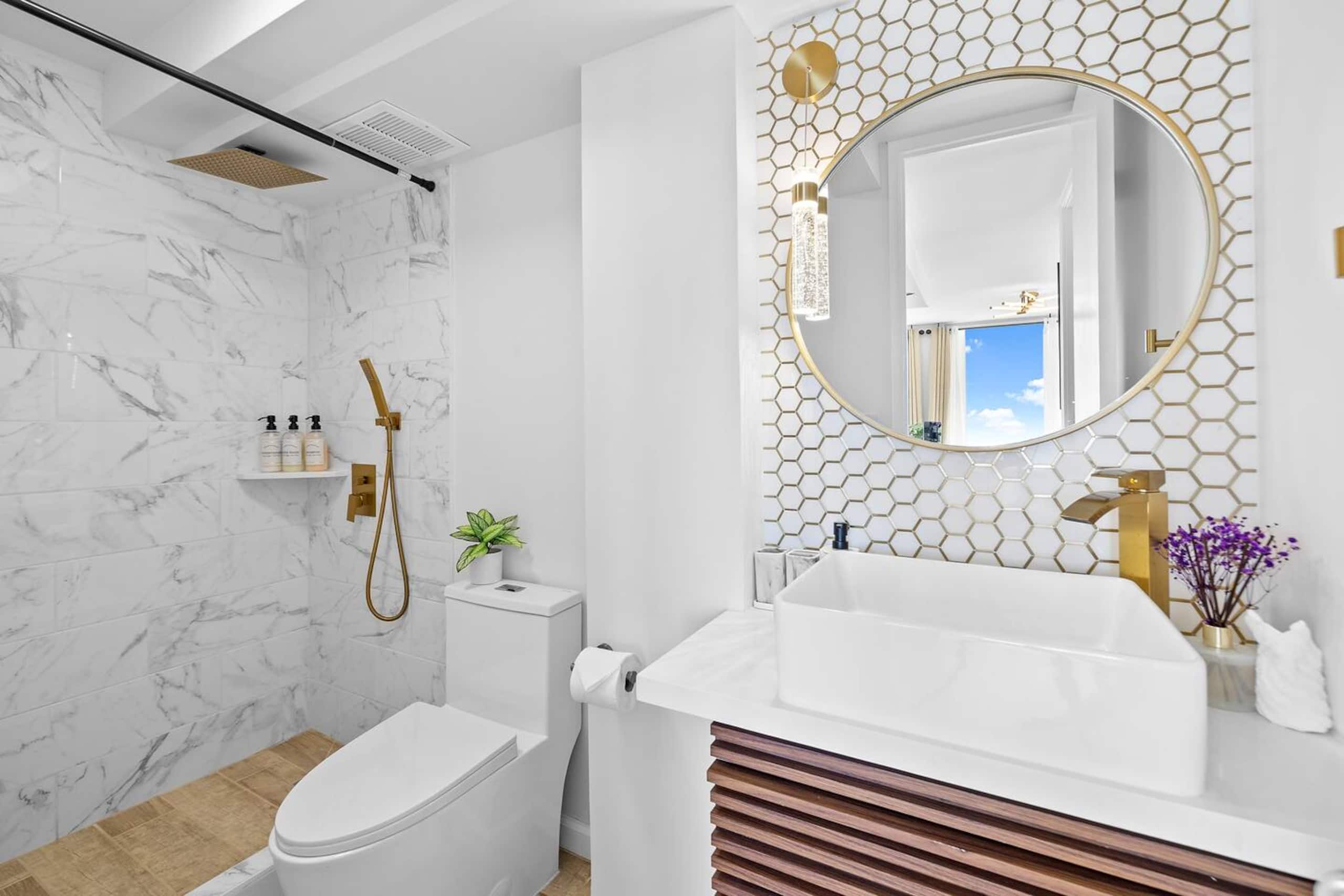 Condo in Honolulu · ★4.9 · 1 bedroom · 2 beds · 1 private bath - Image 19