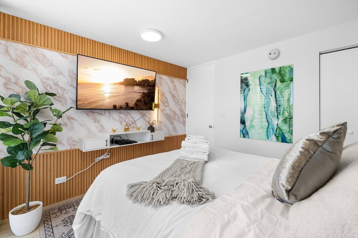 Stylish 1-BR Condo with Breathtaking Ocean Views