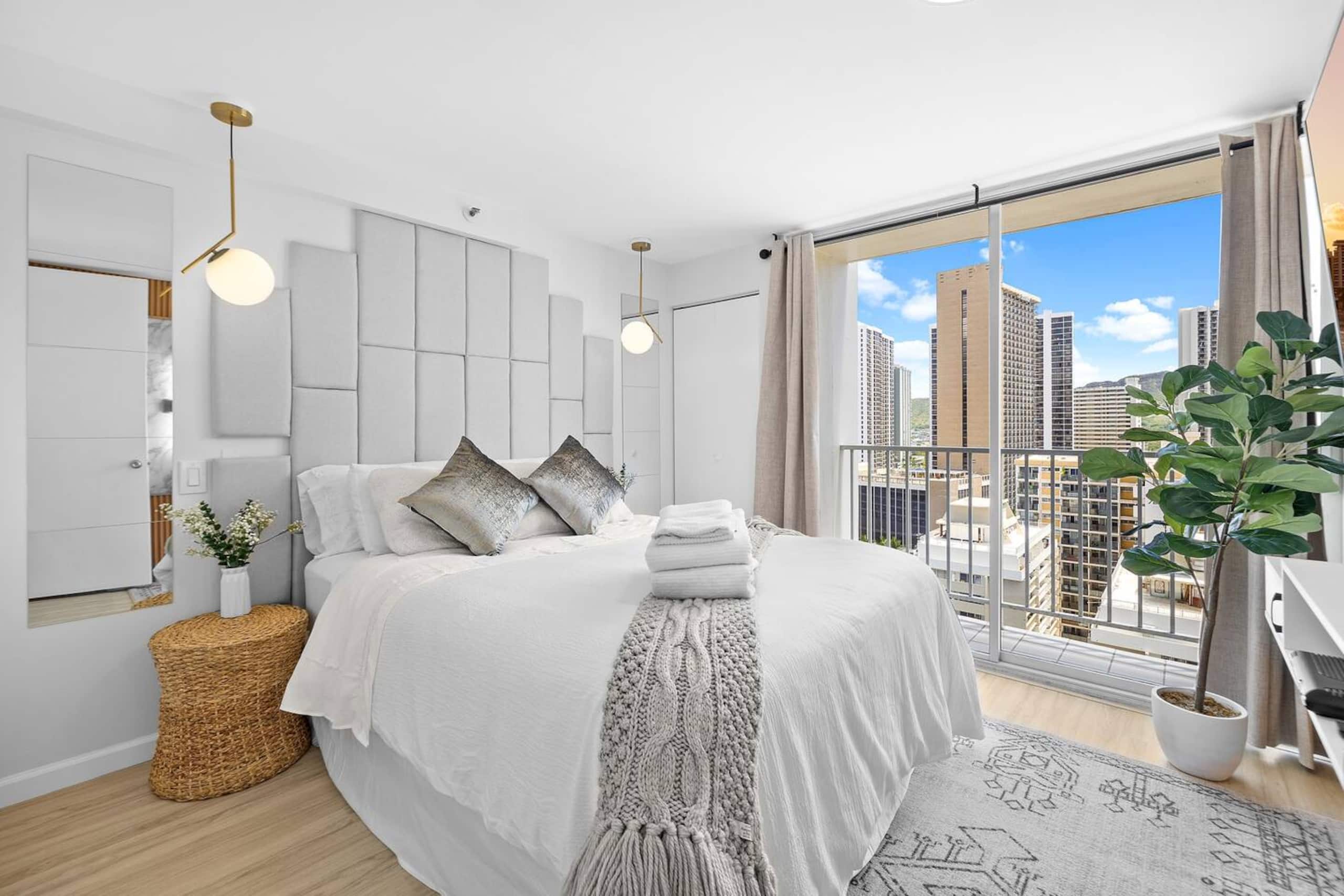 Condo in Honolulu · ★4.9 · 1 bedroom · 2 beds · 1 private bath - Image 2